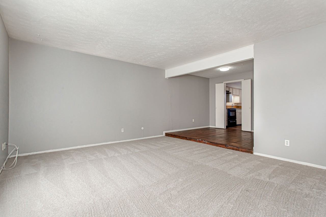 10248 Regal Oaks Dr - Photo 2 of 26
