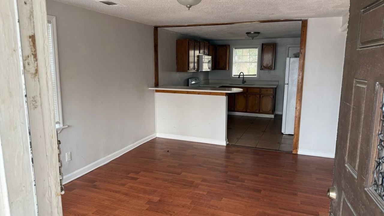 2100 Patch St - Photo 5 of 9