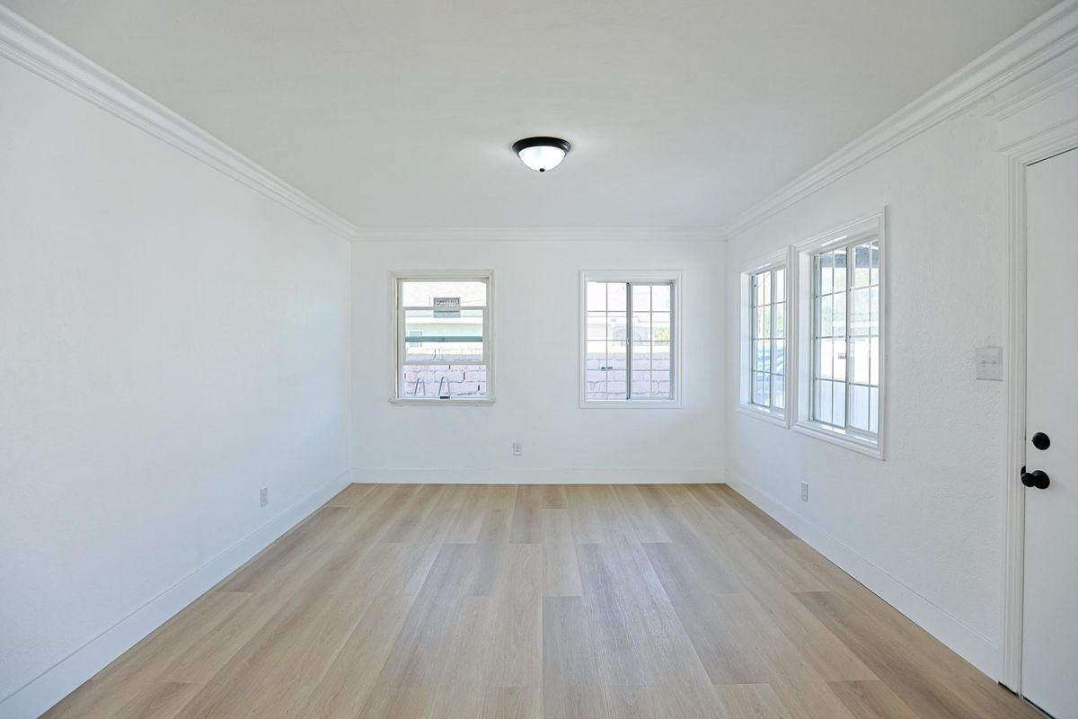 7522 Newcomb St - Photo 4 of 36