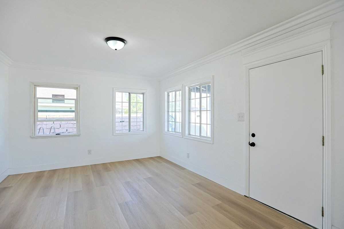 7522 Newcomb St - Photo 6 of 36