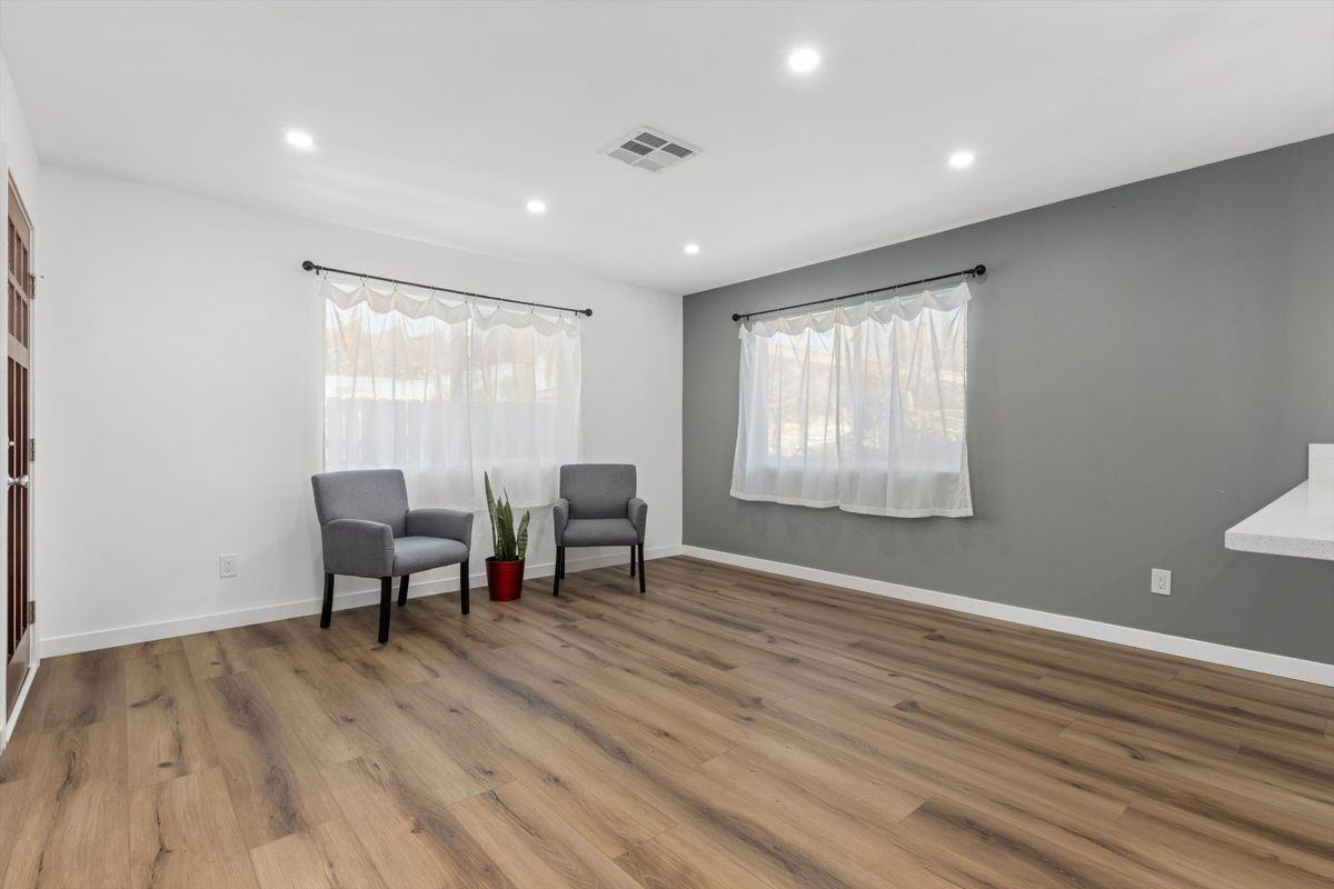 1134 S Orange St - Photo 4 of 28