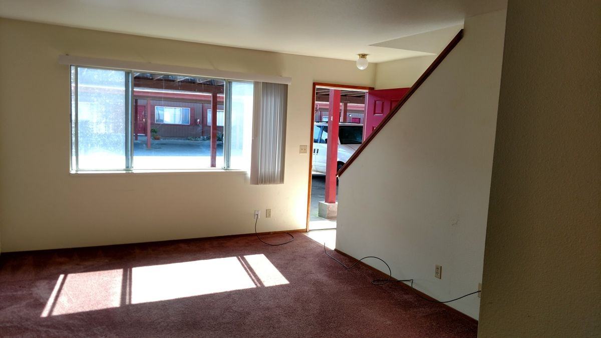 1648 Fischer Ave - Photo 3 of 8