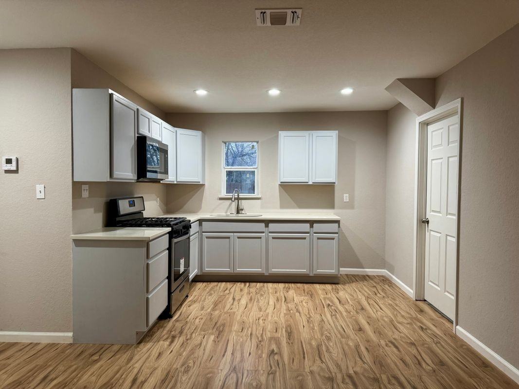 418 Fargo Ave - Photo 2 of 3