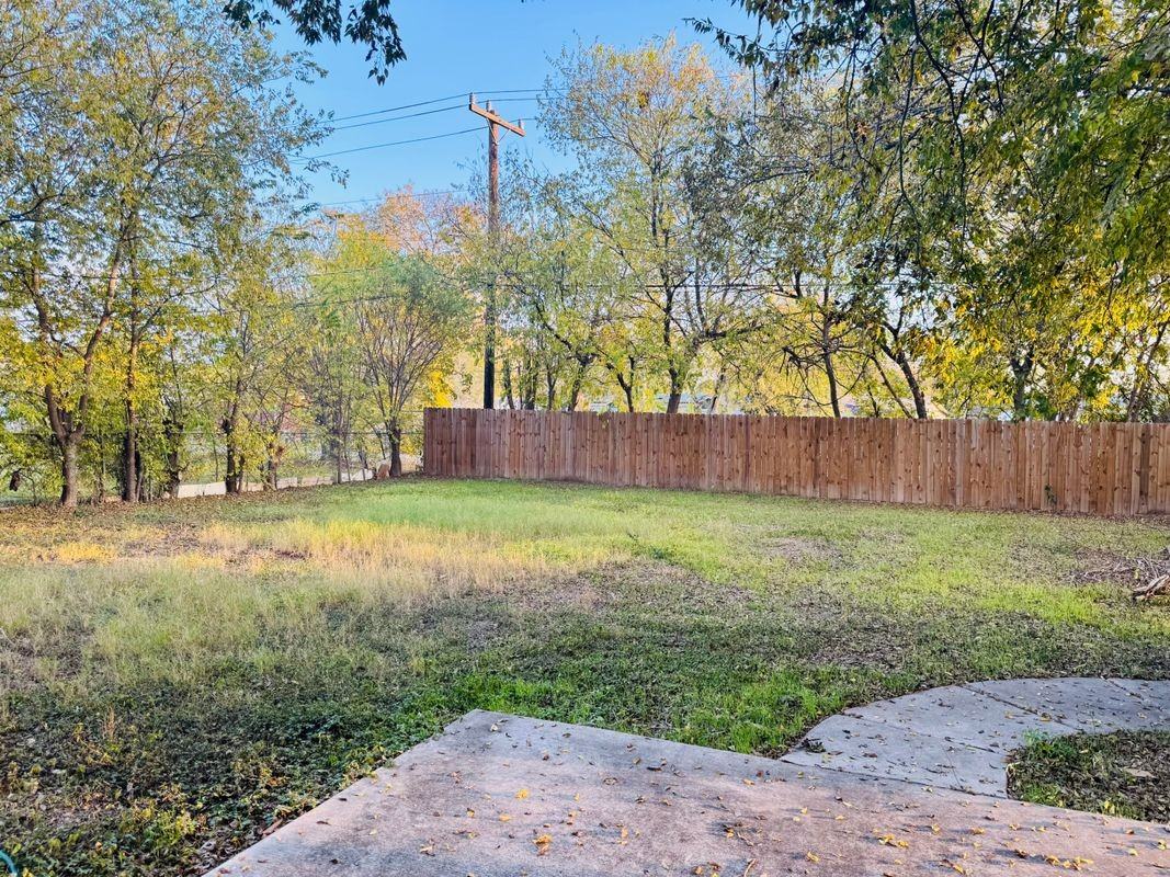 418 Fargo Ave - Photo 3 of 3