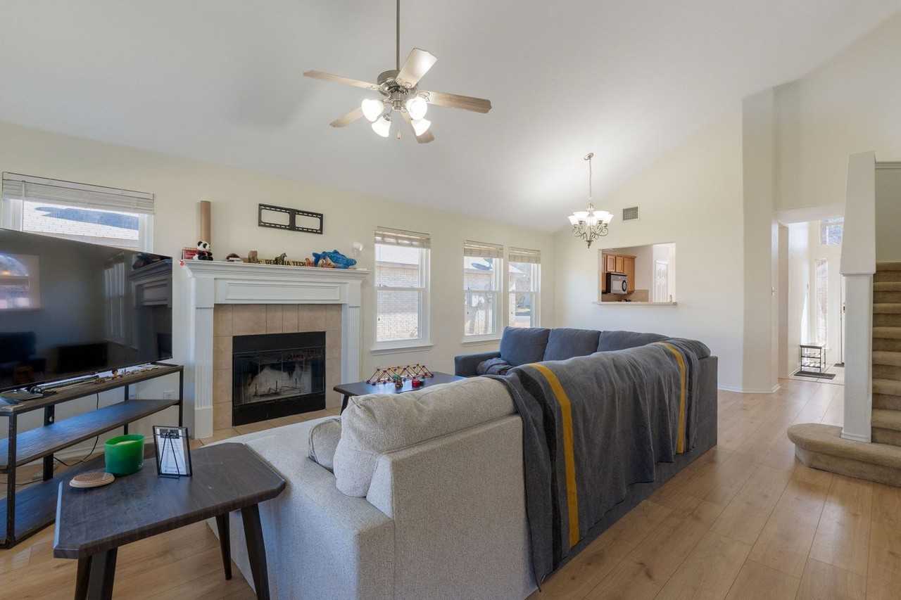4407 Golden Gate Dr - Photo 3 of 21