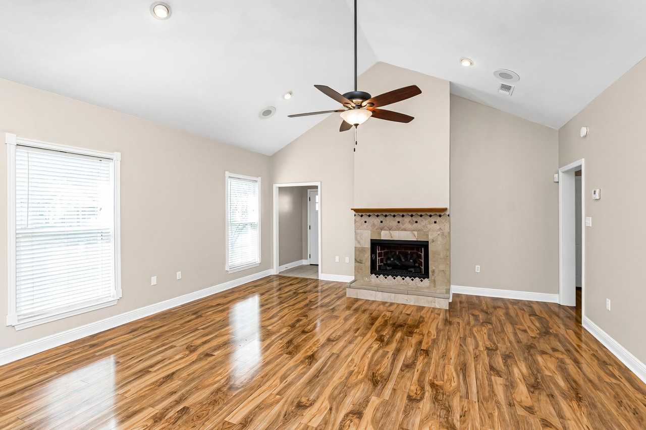 15322 Wentworth Ct - Photo 2 of 12