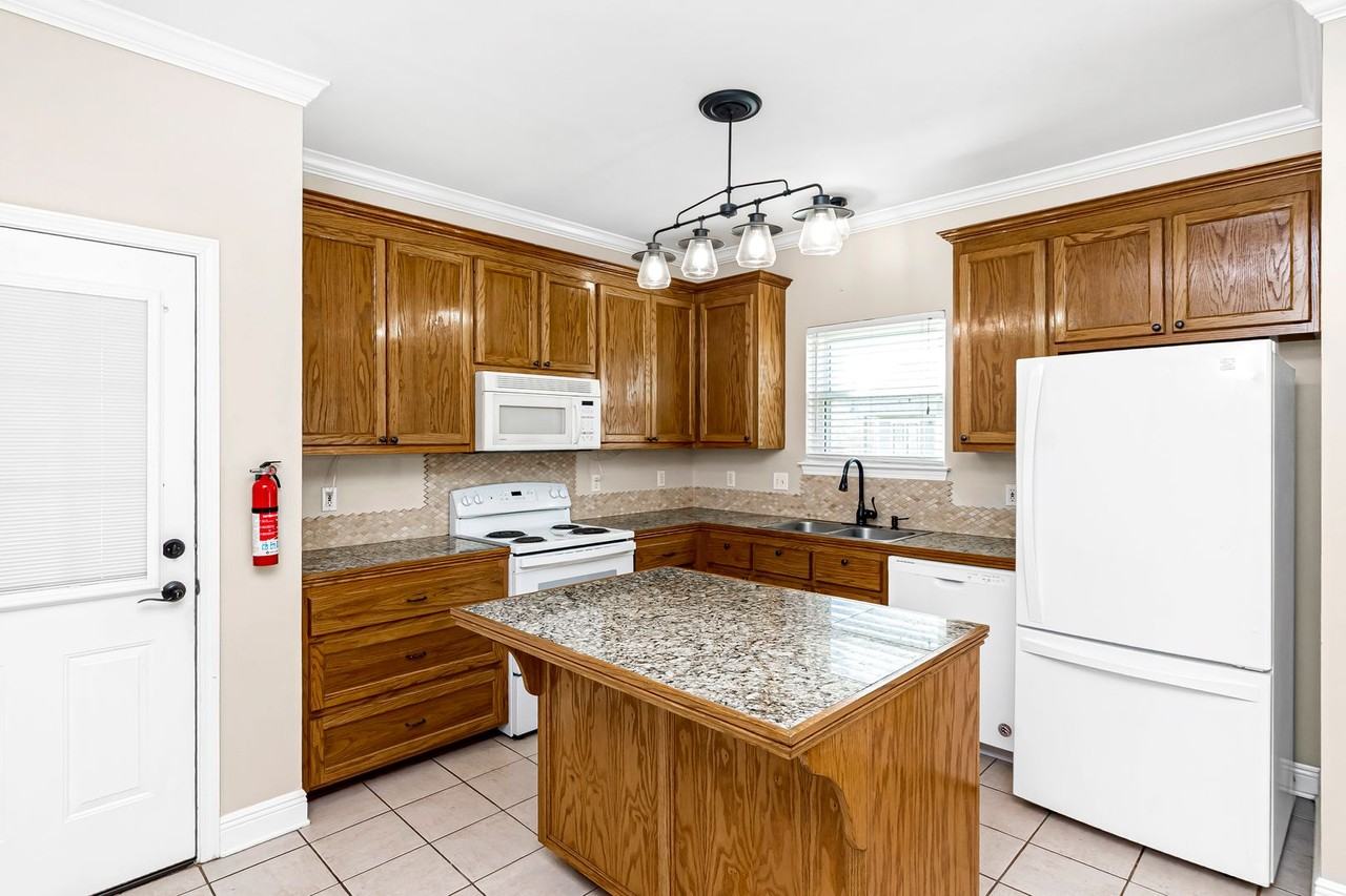 15322 Wentworth Ct - Photo 4 of 12