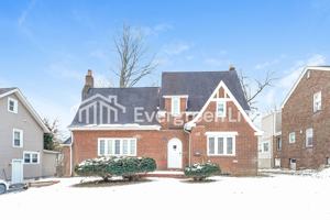 featured image of 139 Brookline Ave