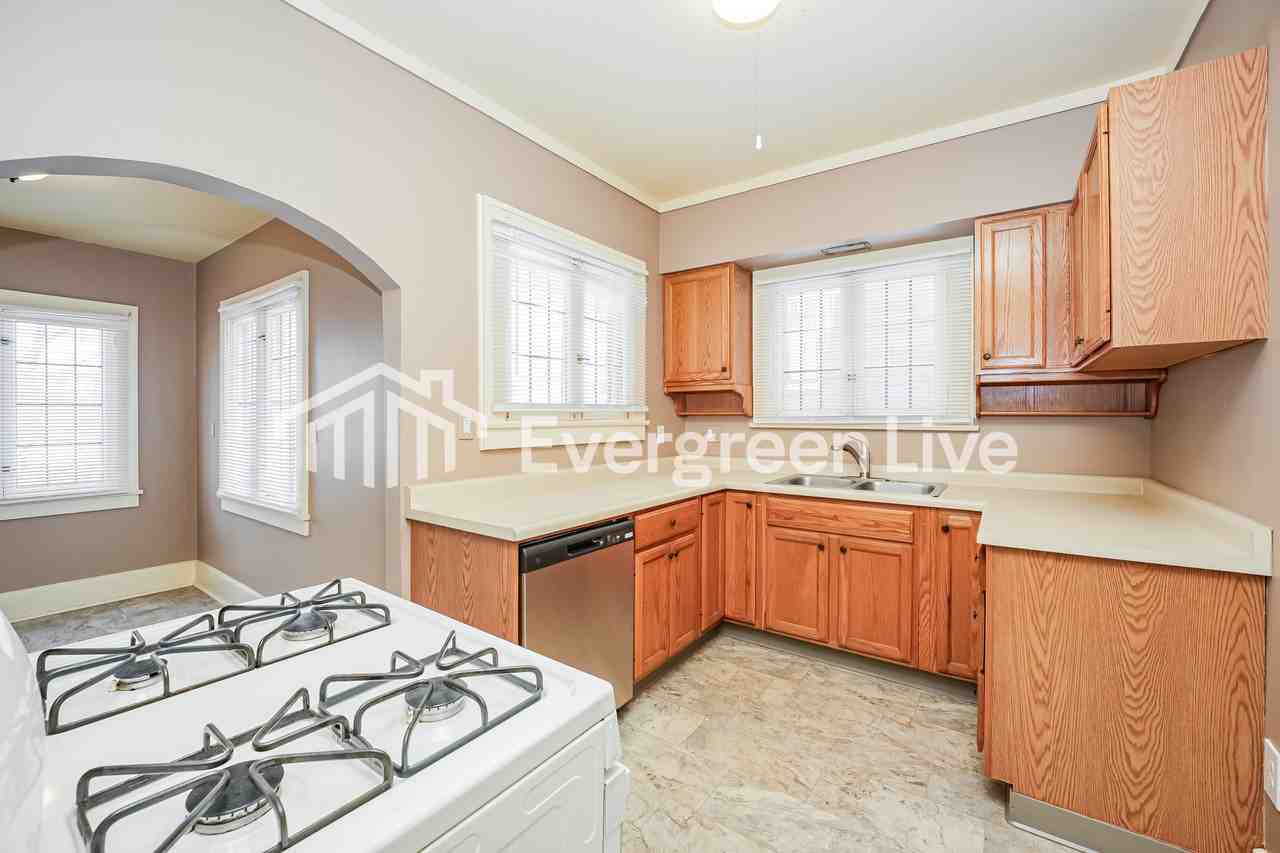 139 Brookline Ave - Photo 4 of 14