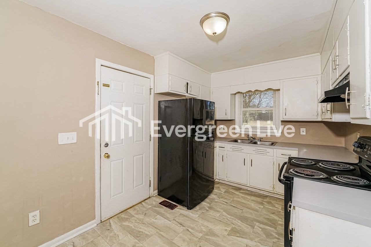 109 Waverly Ave - Photo 3 of 15