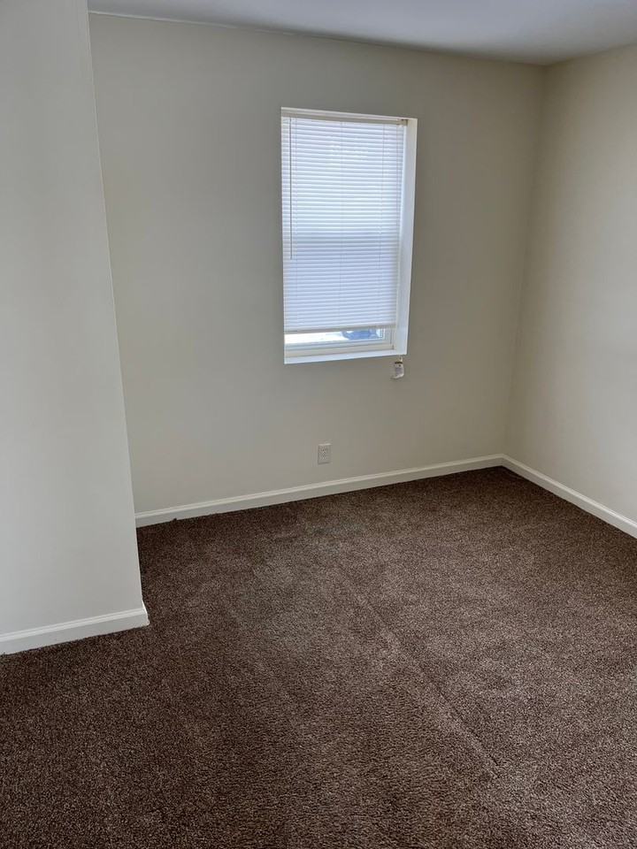 1587 Martha Ave - Photo 6 of 8