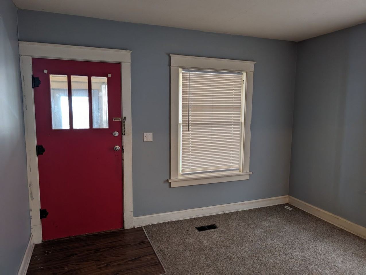 310 E College St - Photo 2 of 8