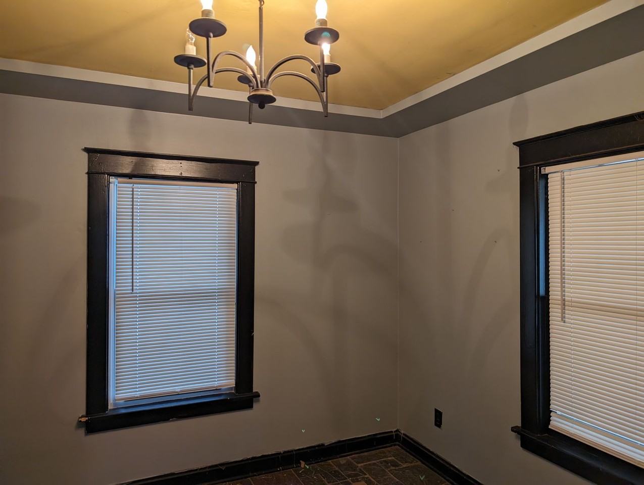 310 E College St - Photo 3 of 8