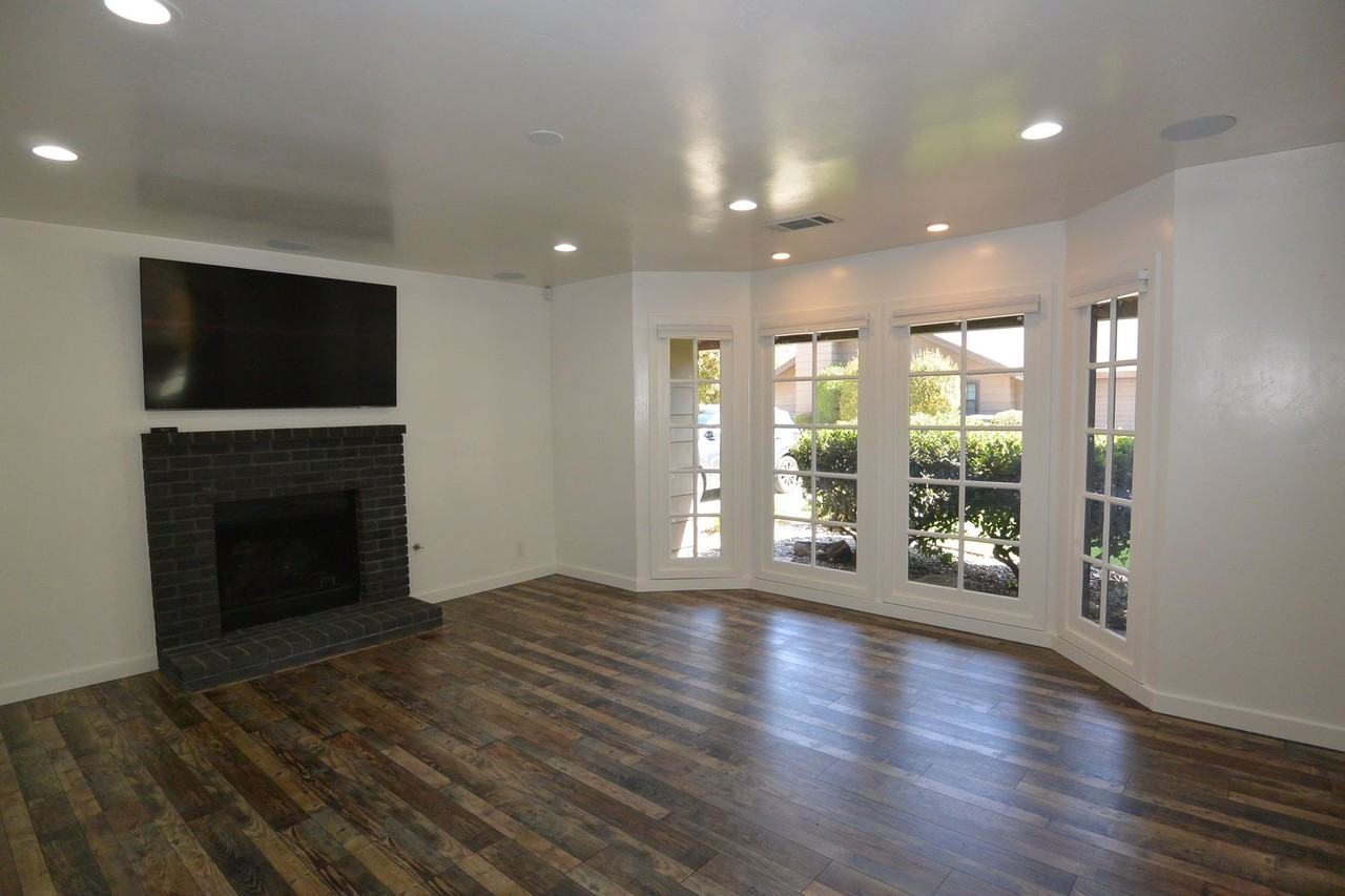 4003 W Hillsdale Ct - Photo 2 of 2