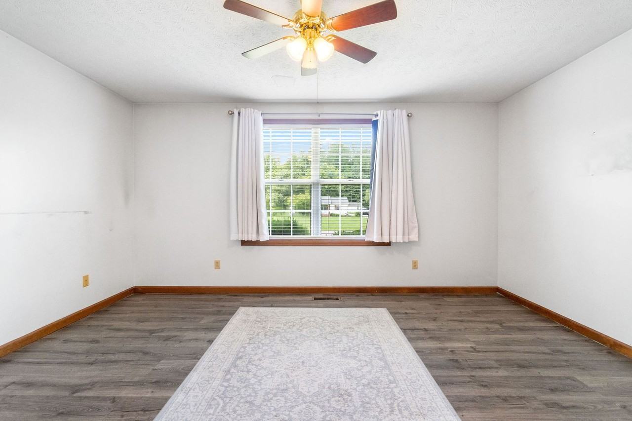 1013 Pin Oak Dr - Photo 3 of 29