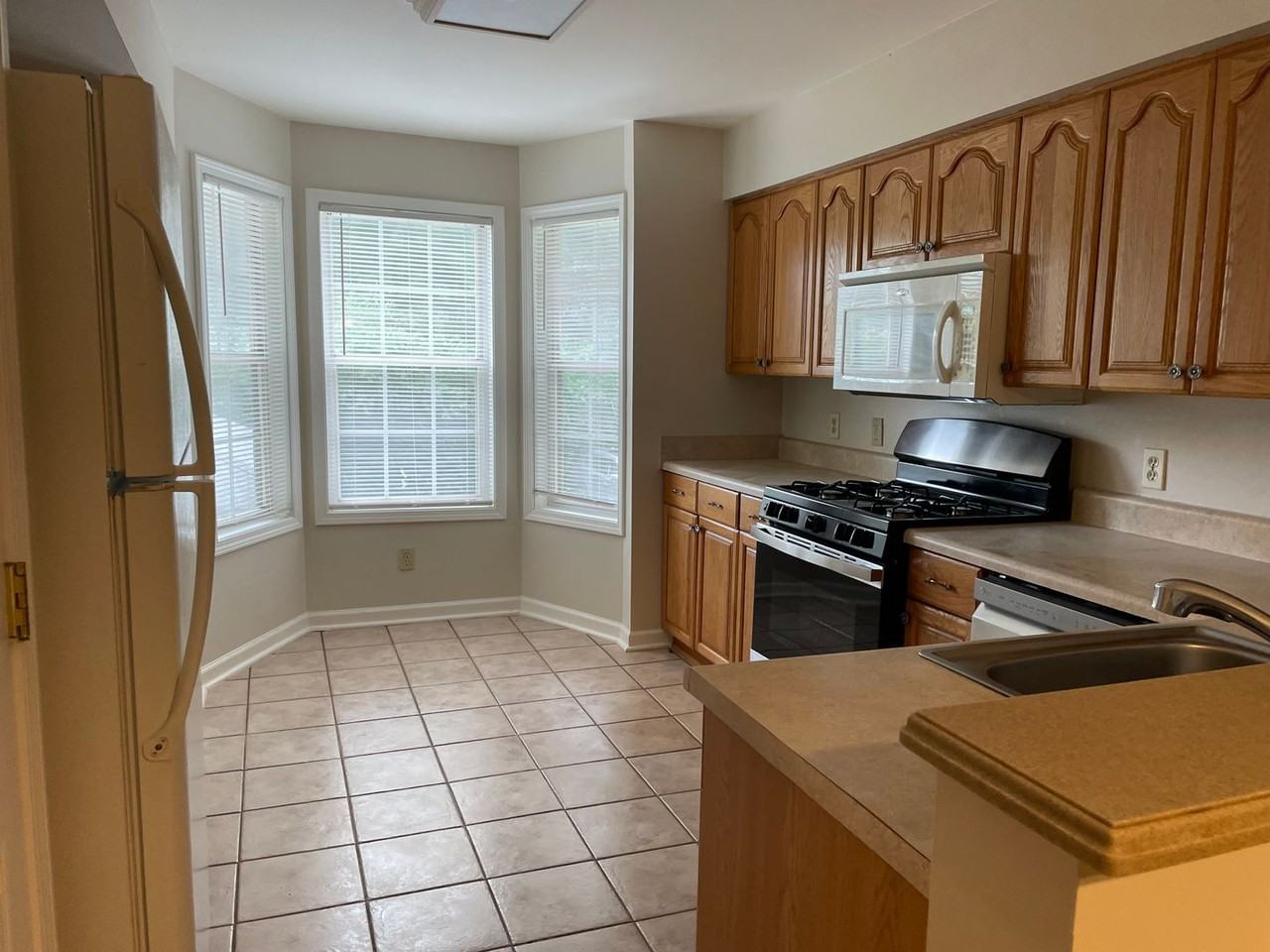 1514 Oakridge Ct - Photo 4 of 17