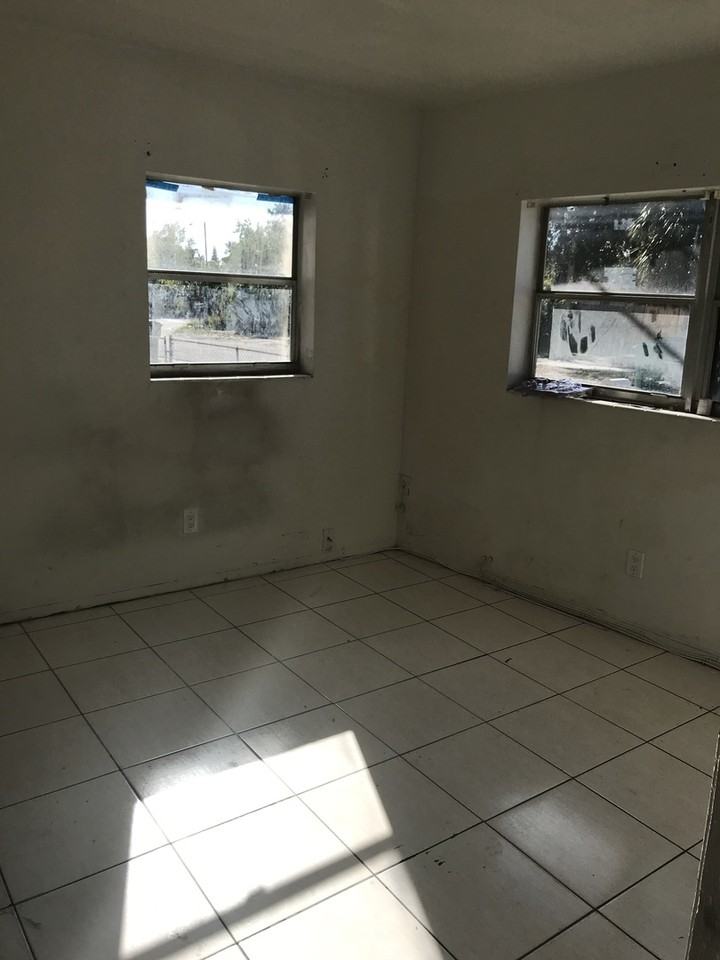 692 Sw 7th Ter - Photo 3 of 9