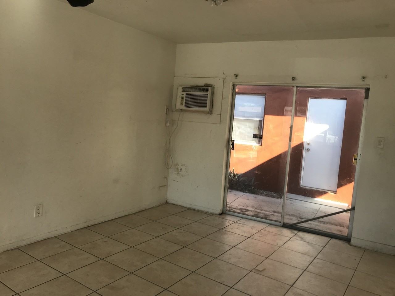 692 Sw 7th Ter - Photo 5 of 9