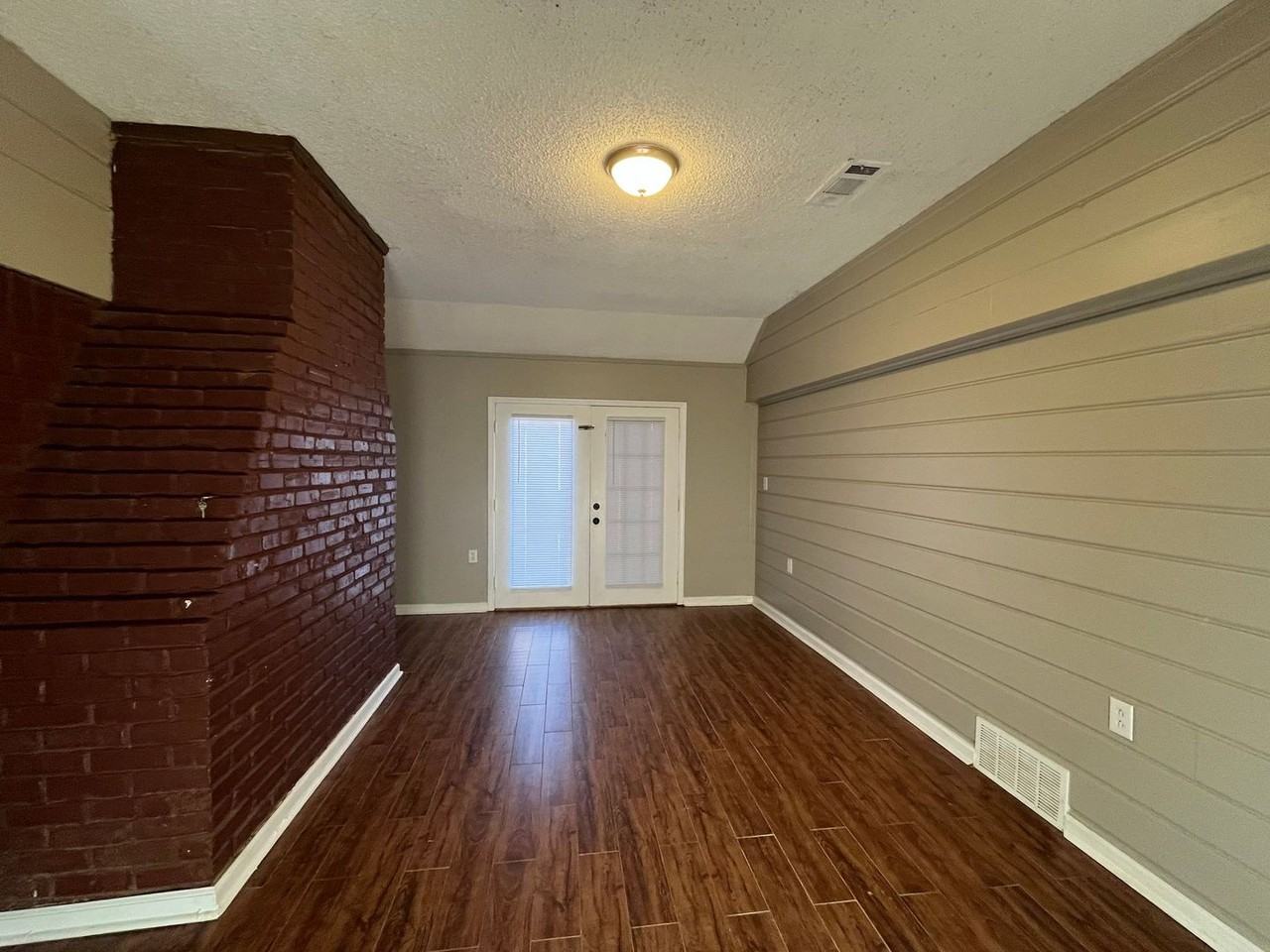 8924 Chesterfield Dr - Photo 2 of 14