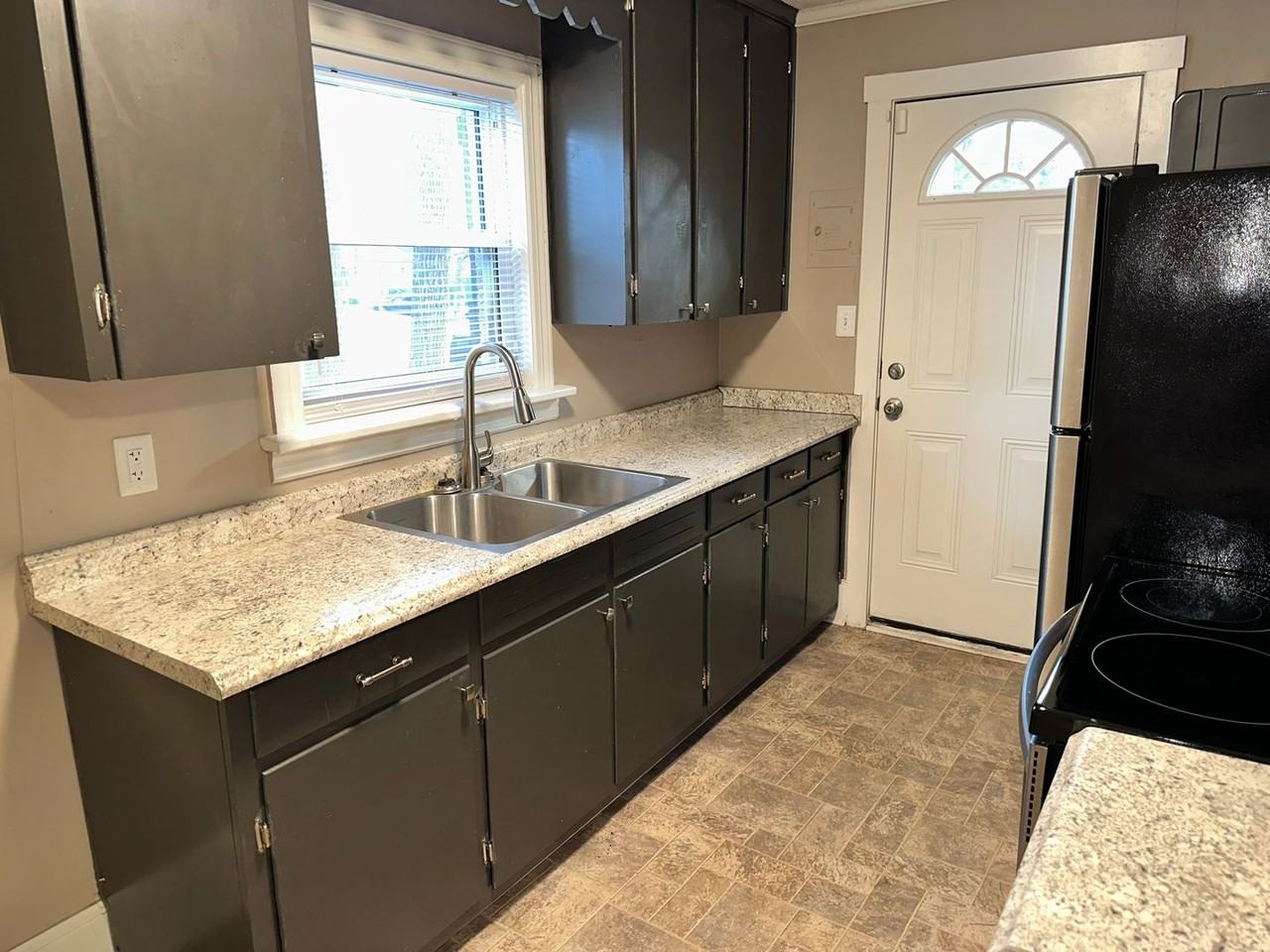 1458 Anderson St #C - Photo 4 of 10