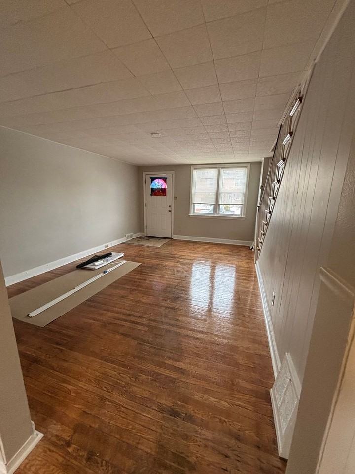 233 W 22nd St - Photo 4 of 11