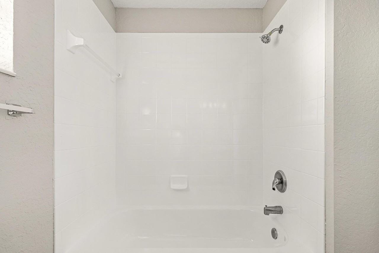 2126 Quincy St S - Photo 3 of 14