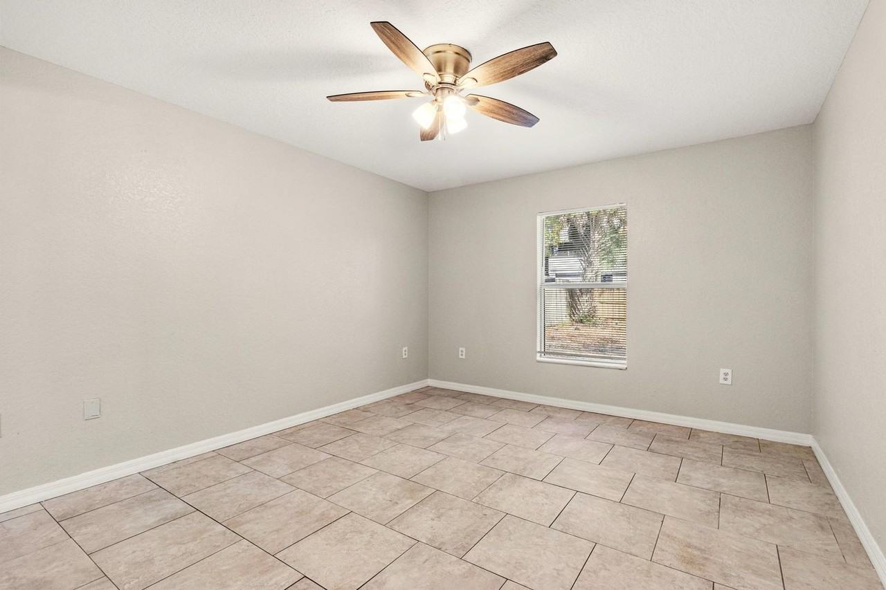 2126 Quincy St S - Photo 4 of 14