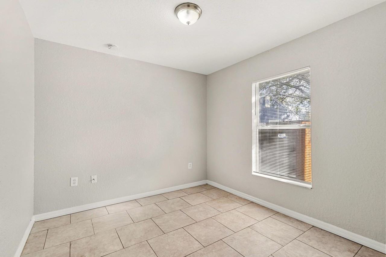 2126 Quincy St S - Photo 5 of 14