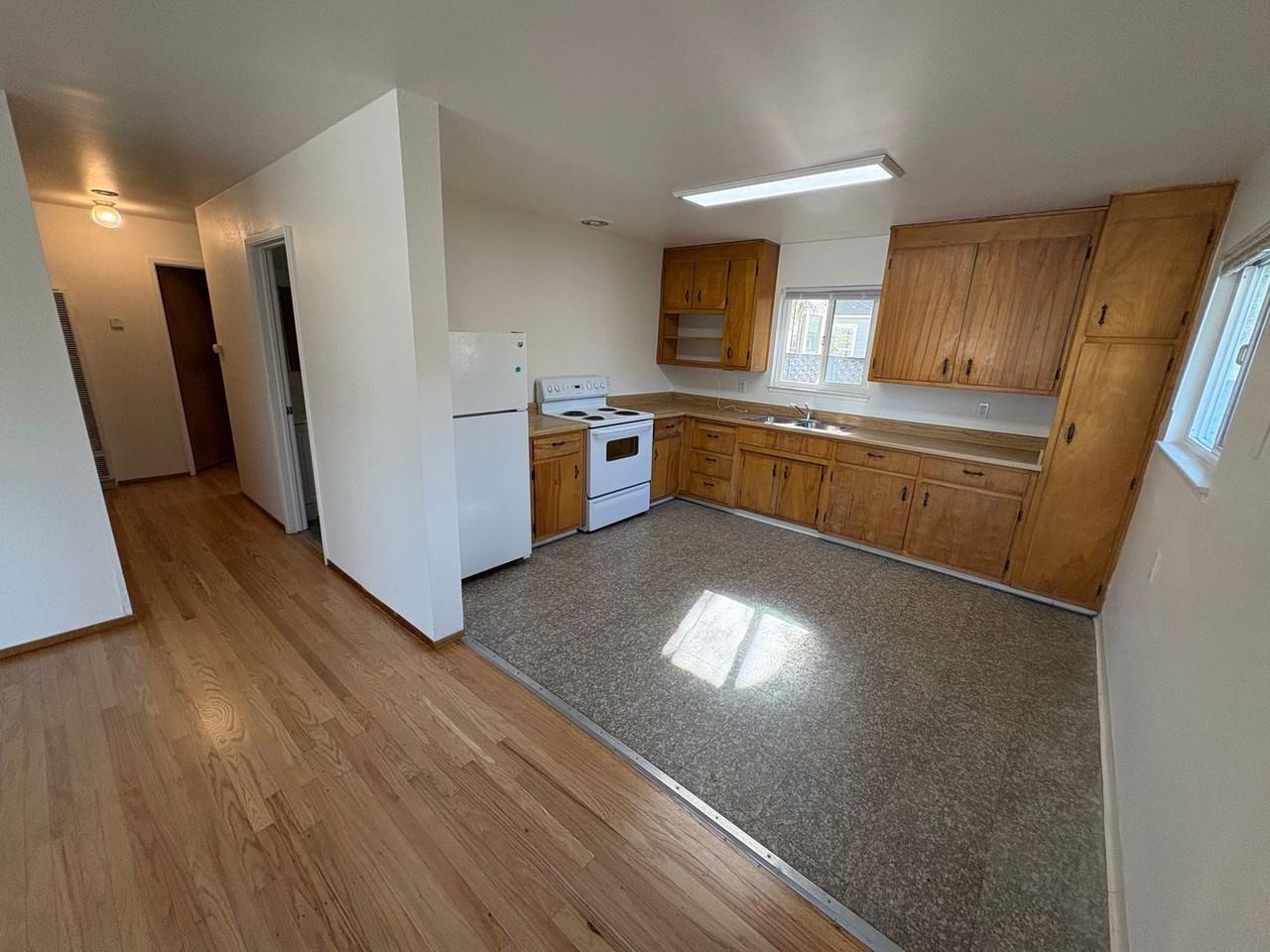 537 F St - Photo 3 of 10