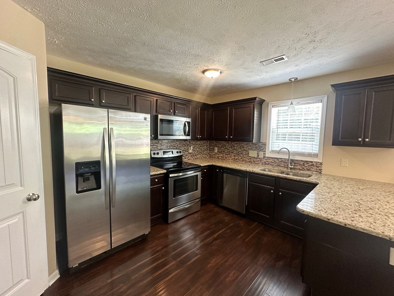 202 Trenton Ct - Photo 5 of 22