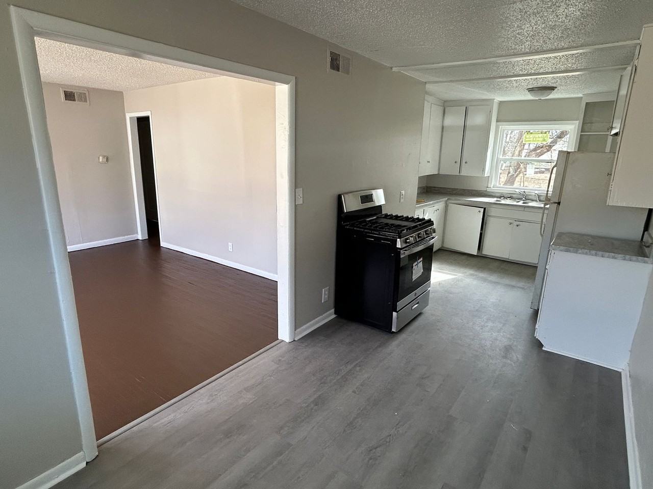 550 E 43rd St N - Photo 4 of 15