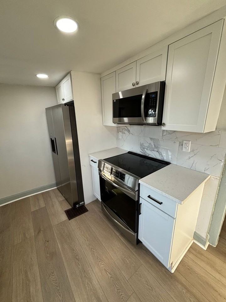 558 Walnut St - Photo 3 of 14