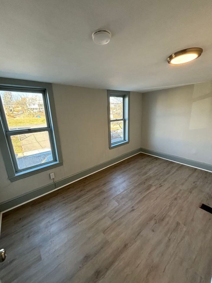 558 Walnut St - Photo 4 of 14