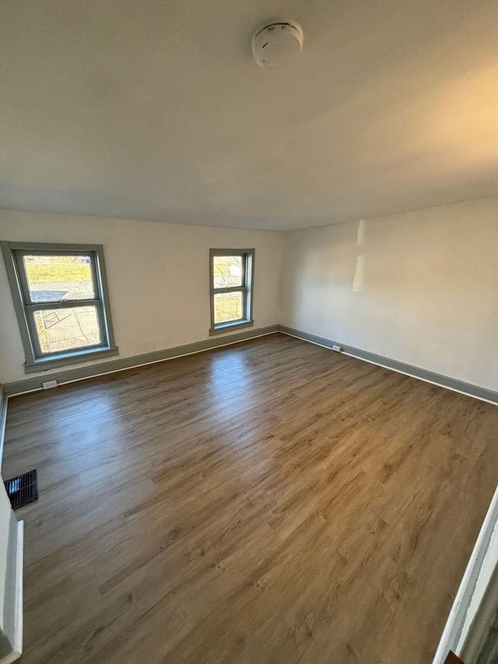 558 Walnut St - Photo 5 of 14