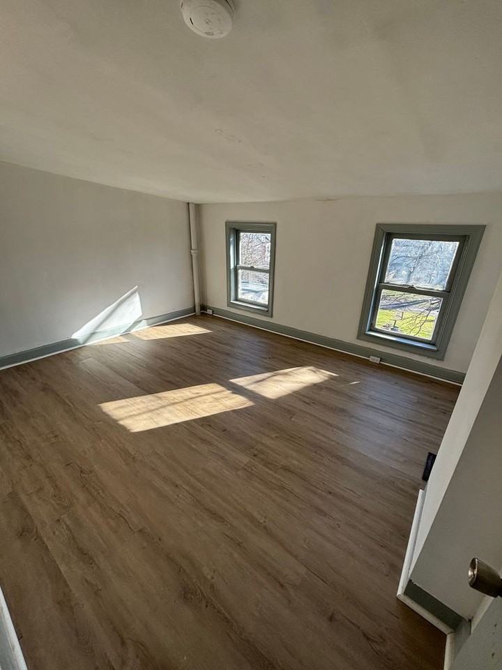 558 Walnut St - Photo 6 of 14