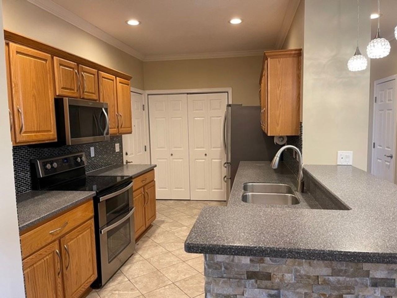 3804 Thornhill Cir - Photo 3 of 9