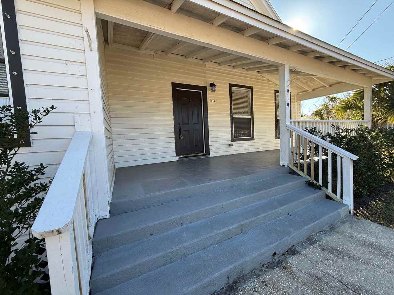 919 E De Soto St - Photo 2 of 22