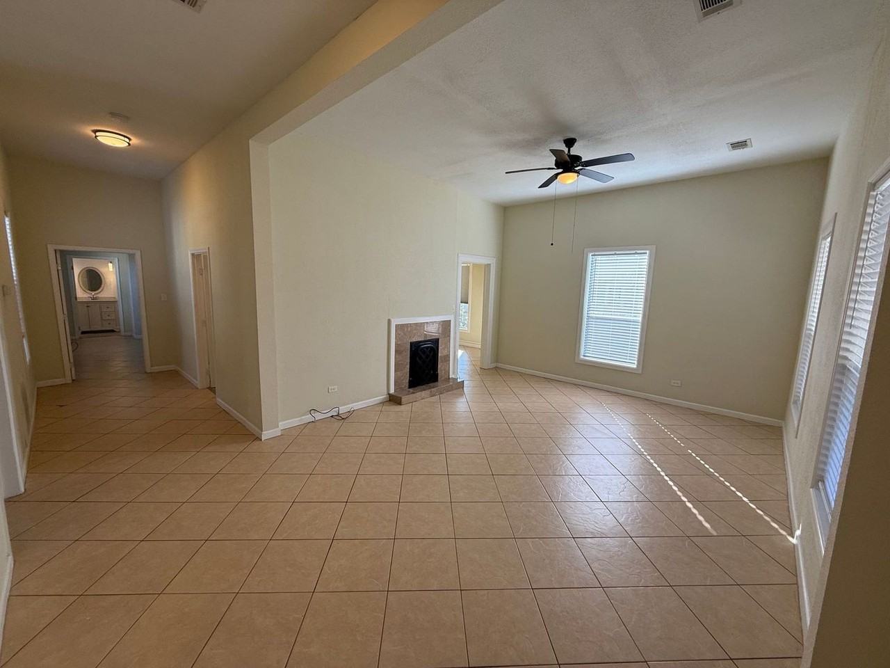 919 E De Soto St - Photo 3 of 22