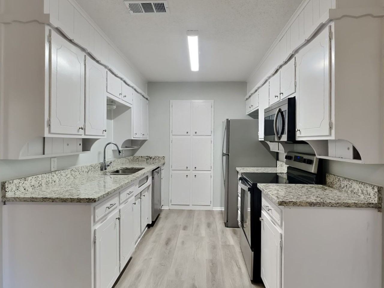 656 Sue Ann Ln - Photo 3 of 33