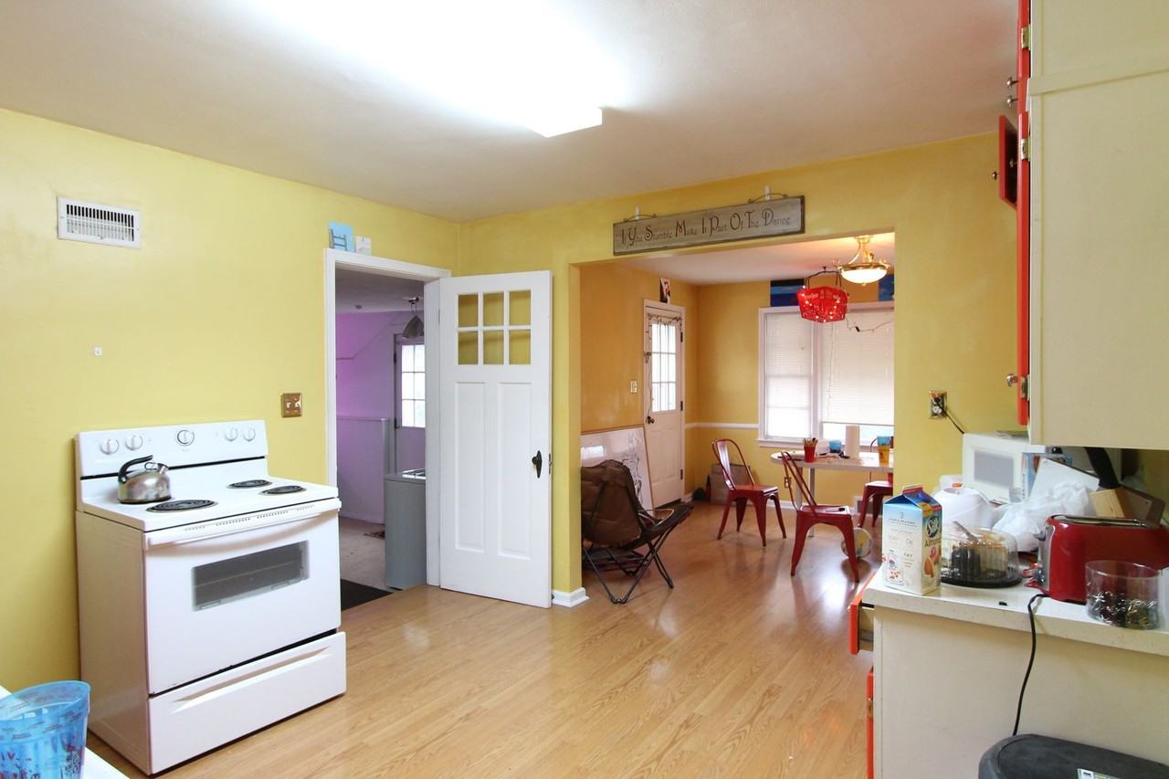 2001 N Maplewood Ave - Photo 3 of 10