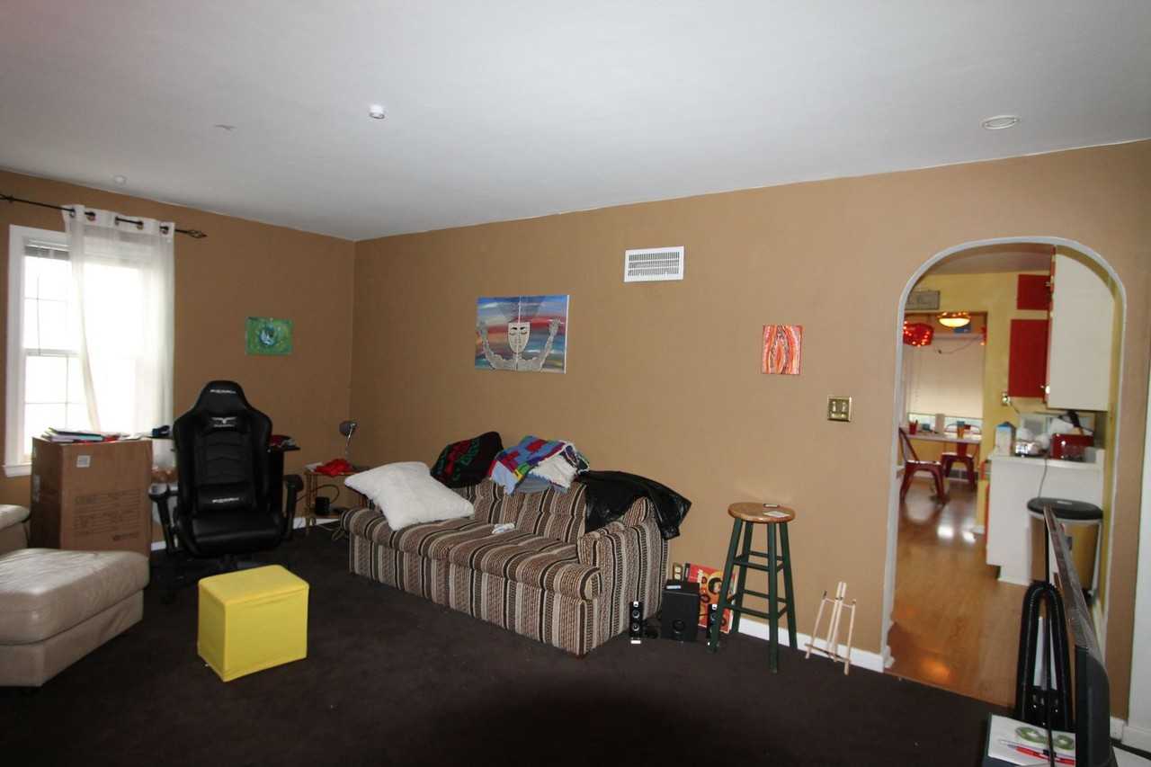 2001 N Maplewood Ave - Photo 4 of 10