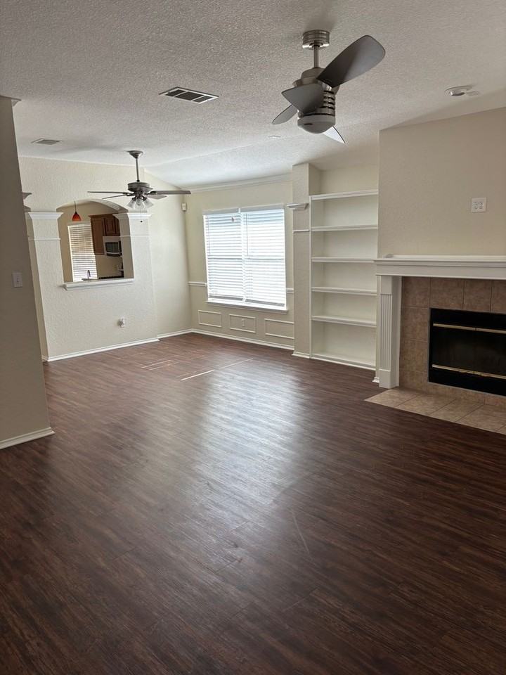 1403 Haley Gray Dr - Photo 6 of 33