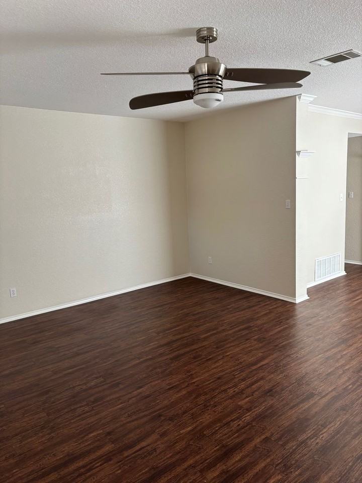 1403 Haley Gray Dr - Photo 7 of 33