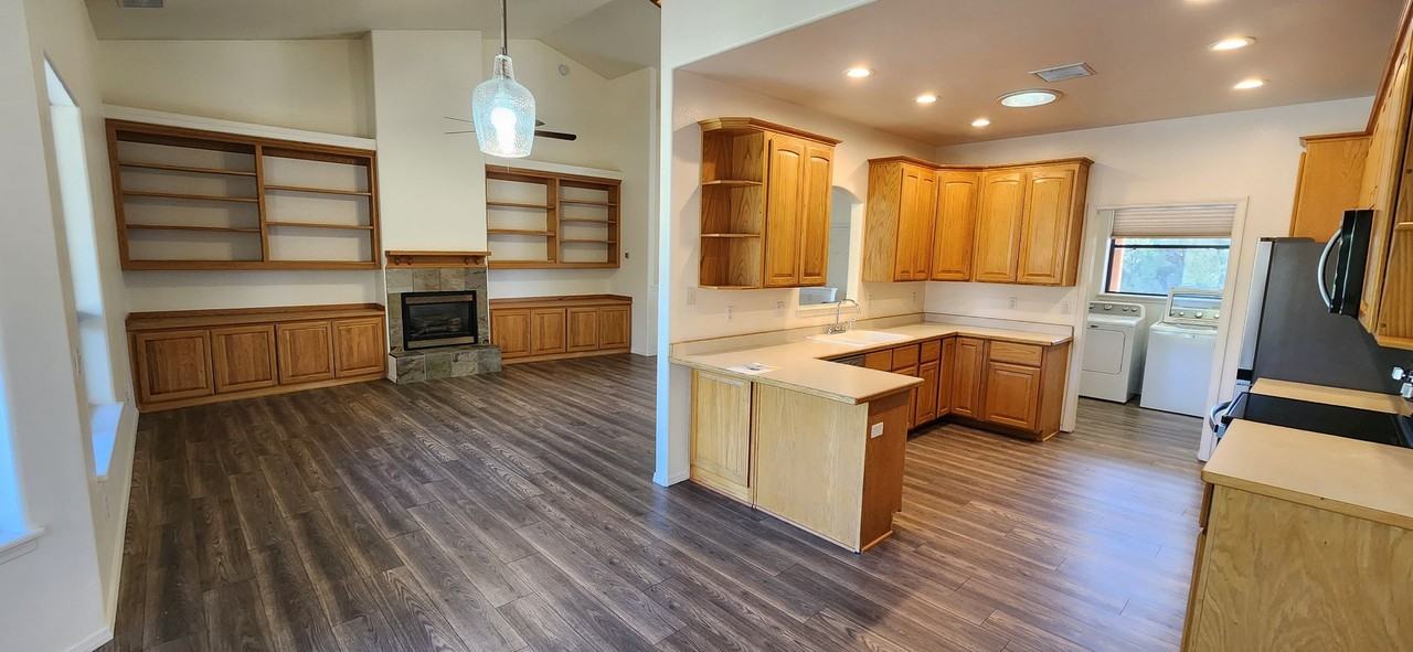 502 W Locust Rd - Photo 3 of 17