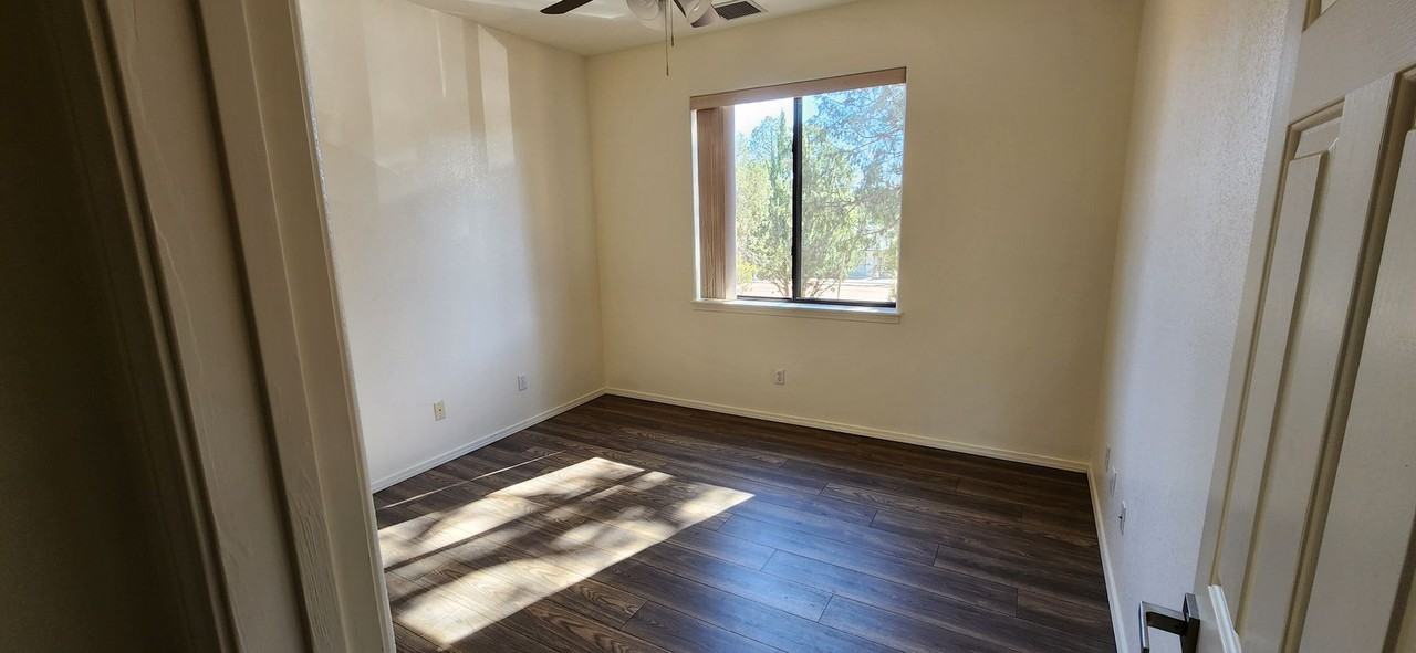 502 W Locust Rd - Photo 7 of 17