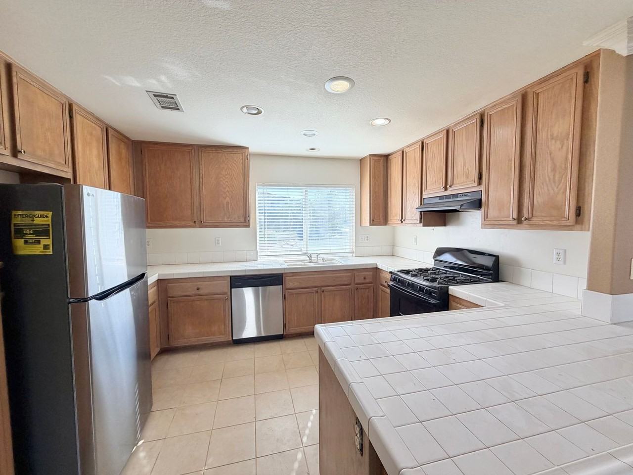 825 Socin Ct - Photo 3 of 10