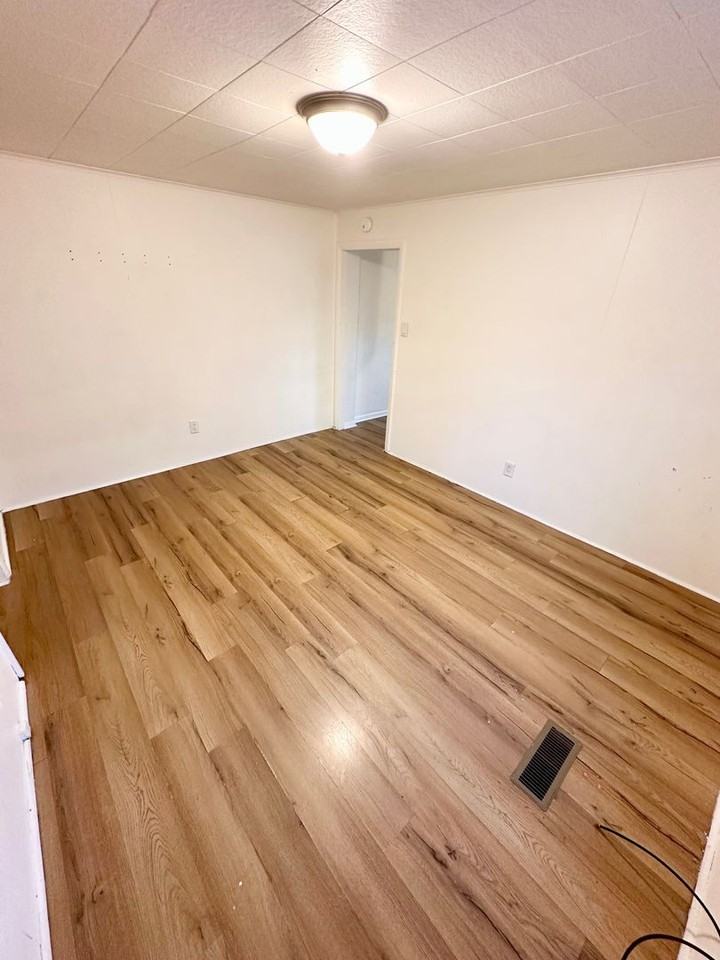 E Middle St - Photo 4 of 8