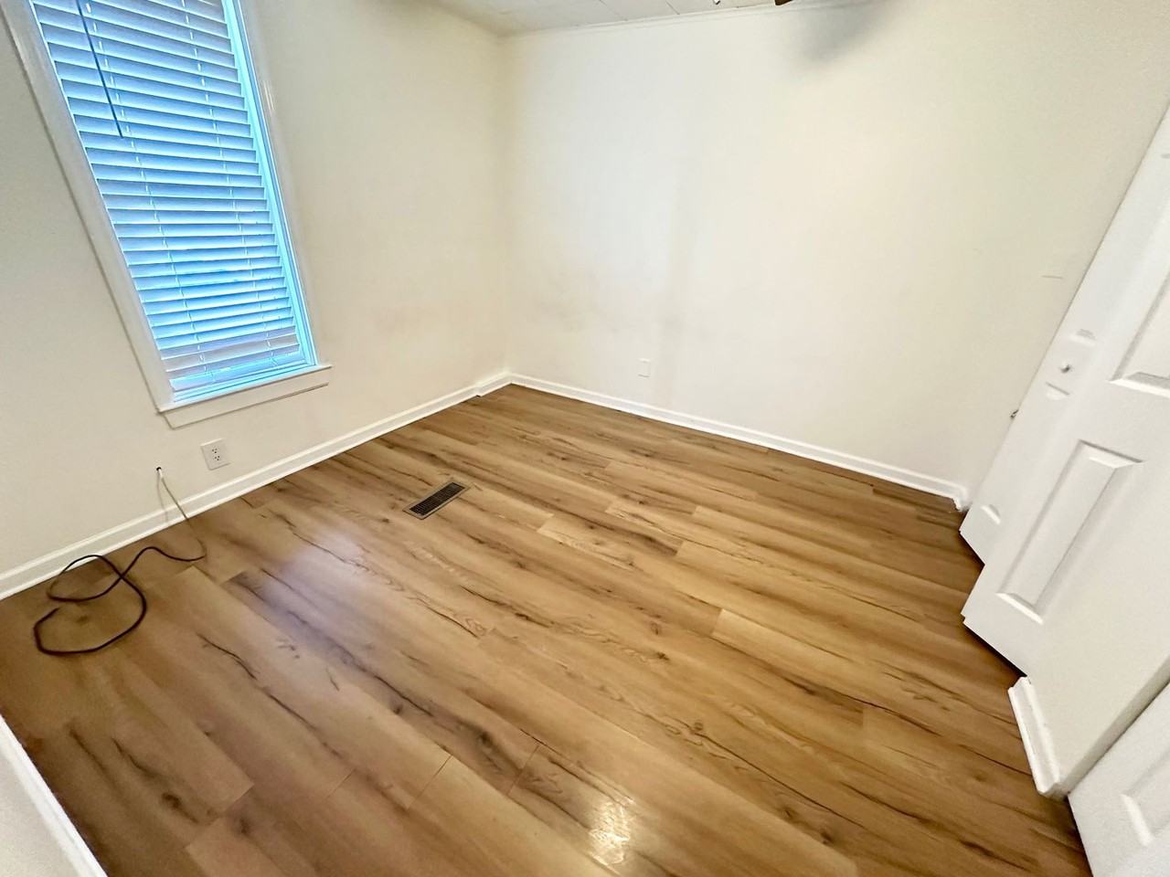 E Middle St - Photo 5 of 8