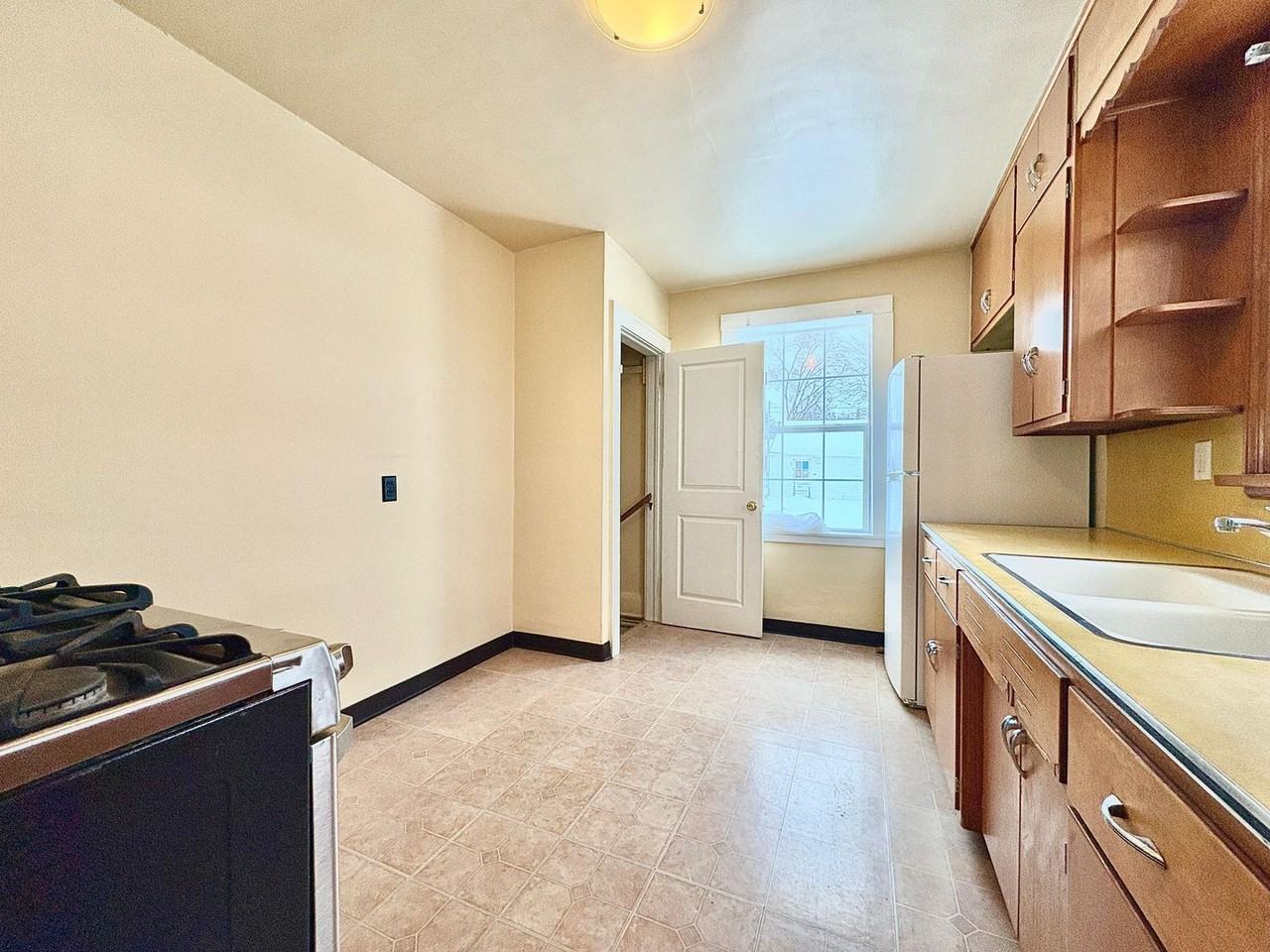 1821 S Taylor St - Photo 4 of 13