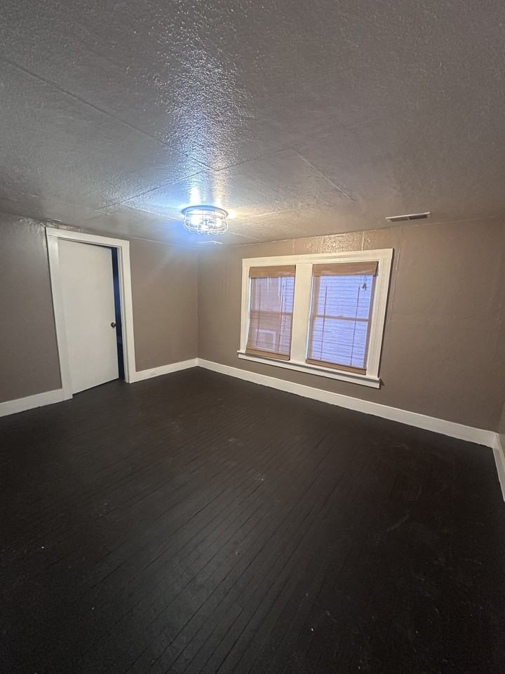 2114 West 40th Street - Photo 7 of 18